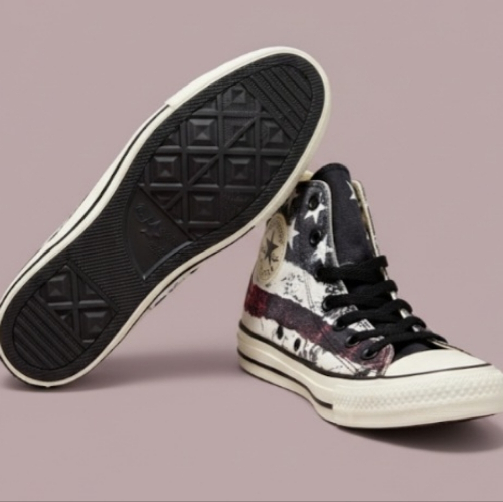 ​CONVERSE ALL STAR, MENS 6 / WOMENS 8. FAINT BLACK MARKS ON RUBBER